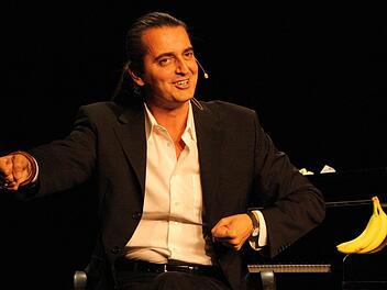 Kabarettist Hagen Rether kommt mit wenigen Utensilien aus: Wasserglas, ein paar Bananen, Putzmittel und -Tücher sowie der Flügel reichen ihm. Bei seinem Auftritt in Bad Kissingen putzte er den Flügel sogar länger als darauf sein großes Können als Pianist zu zeigen. Foto: Ralf Ruppert