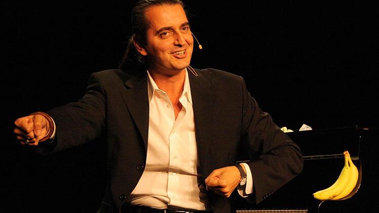 Kabarettist Hagen Rether kommt mit wenigen Utensilien aus: Wasserglas, ein paar Bananen, Putzmittel und -Tücher sowie der Flügel reichen ihm. Bei seinem Auftritt in Bad Kissingen putzte er den Flügel sogar länger als darauf sein großes Können als Pianist zu zeigen. Foto: Ralf Ruppert