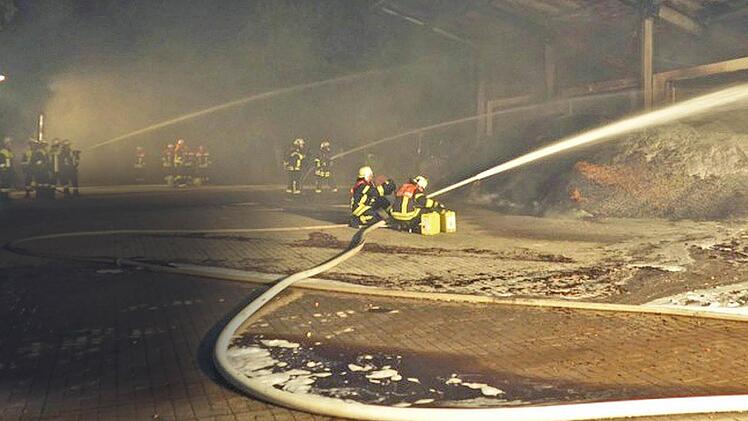 Erst versuchten Löschtrupps das Feuer einzudämmen. Dann wurden die Hackschnitzel per Muldenkipper abtransportiert. Foto: FFW Hirschaid
