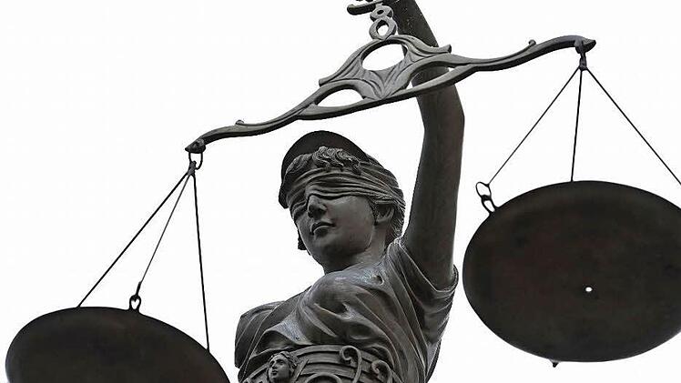 Im großen Bayreuther Missbrauchsprozess hat sich Justitia noch nicht für eine Seite entschieden.  Symbolbild: David Ebener/dpa