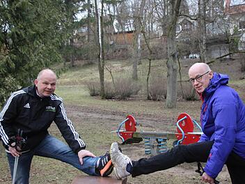 Sport hält beweglich und beugt Zivilisationskrankheiten vor. Roland Famulla (rechts) und Günter Scheuring sind Initiatoren eines Aktionstages, der in Münnerstadt deutlich machen soll, wie wichtig Prävention ist. Foto: Heike Beudert