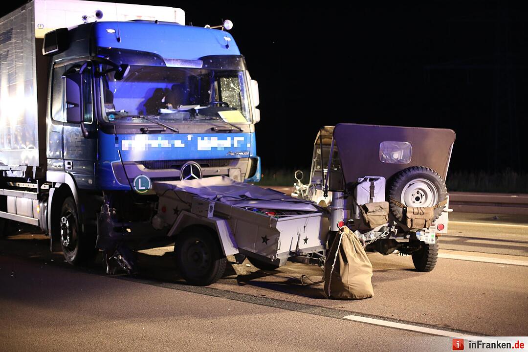 Tödlicher Unfall bei Altdorf: Lkw kracht auf Oldtimer-Jeep