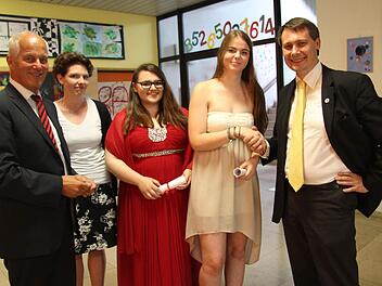 Schulleiter Michael Pfitzner, Klassenlehrerin Anja Riedel und Bürgermeister Roland Wolfrum gratulierten den besten Absolventen der Mittelschule Stadtsteinach-Untersteinach: Lea Grießhammer (16) hat einen Durchschnitt von 1,83 und Romy Ostwald (16) hat den Quali mit 2,22 bestanden. Von 14 Prüflingen haben zwölf den Quali in der Tasche. Foto: Sonja Adam