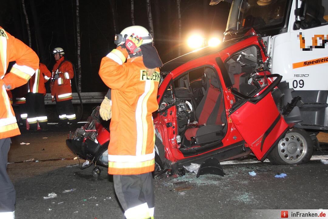 Lkw kracht auf A6 bei Nürnberg auf Stauende