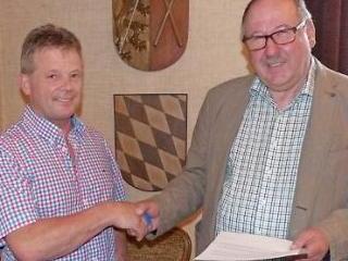 Bürgermeister Alfred Kolenda (rechts) hieß Harald Will als neues Stadtratsmitglied willkommen. Foto: Klaus-Peter Wulf