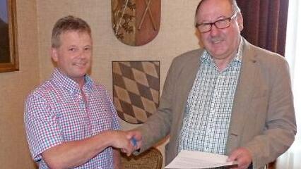 Bürgermeister Alfred Kolenda (rechts) hieß Harald Will als neues Stadtratsmitglied willkommen. Foto: Klaus-Peter Wulf