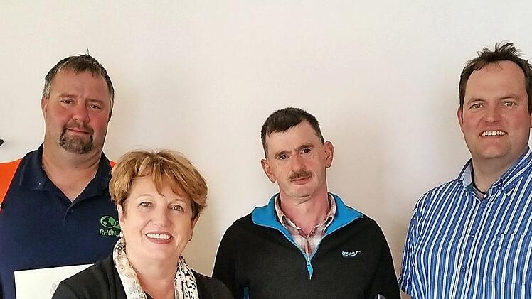 Bürgermeisterin Bigitte Meyerdierks zeichnete (von links) Friedhard Wehner und Kurt Scheller aus, rechts Bauhofleiter Michael Krug.  Foto: Silvia Reinelt