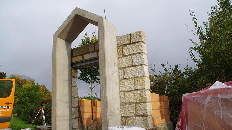 An der Kapelle auf dem Kronacher LGS-Gelände wird gebaut. Foto: Marco Meißner