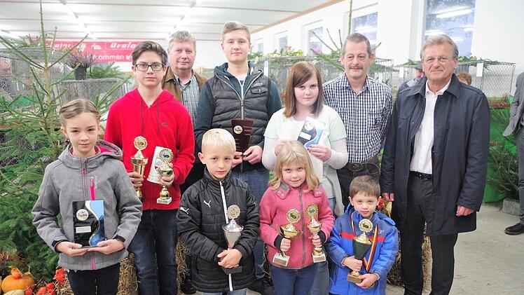 Stark vertreten war bei der Kreisjugendschau in Reitsch die Jugend. Mit im Bild sind Kreisjugendleiter Rainer Bauer (3. v. l.) , Gruppenvorsitzender Heinz Gärtlein (2. v. r.) sowie Schirmherr und Bürgermeister Rainer Detsch (r.)