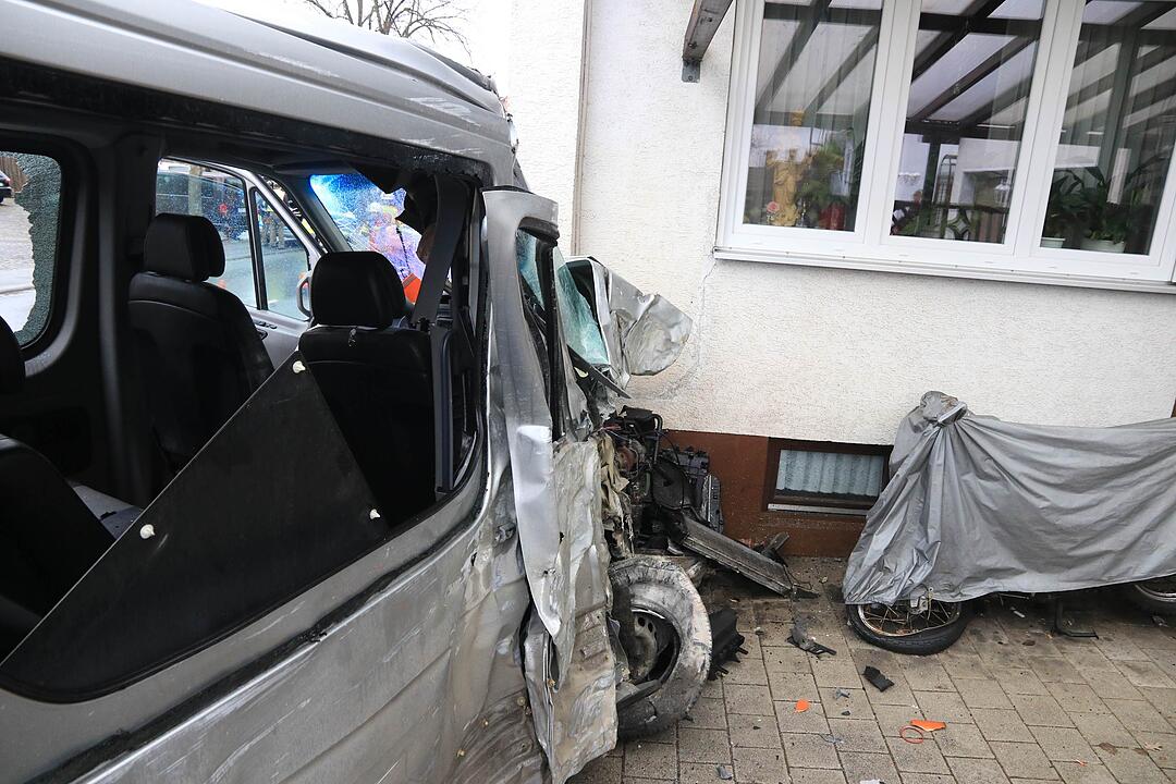 Schwerer Unfall im Kreis Forchheim: Kleintransporter reißt Hausecke ab