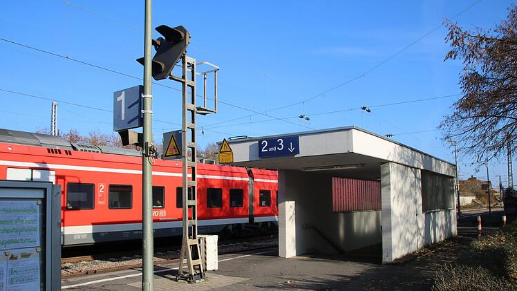 Der Haßfurter Bahnhof ist seit Jahrzehnten ein Ärgernis: Die Unterführung ist eklig und barrierefrei schon gar nicht.Niklas Schmitt
