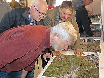 In den ausliegenden Karten konnten die Betroffenen genau nachschauen, ob ihr Grundstück im Schutzgebiet liegt.  Foto: Christian Licha