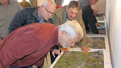 In den ausliegenden Karten konnten die Betroffenen genau nachschauen, ob ihr Grundstück im Schutzgebiet liegt.  Foto: Christian Licha