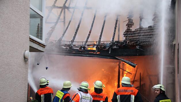 Eine Scheune ist am Donnerstagnachmittag mitten in Poppenlauer abgebrannt. Vor Ort entwickelte sich starker Rauch. Foto: Thomas Malz