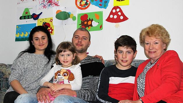 Diana und Igor Nazarenko wollen sich vor ihren Kindern Erika und Renat nicht anmerken lassen, wie heikel die Lage ist. Die deutsche "Oma" Christl Dralle wei&szlig; Bescheid.