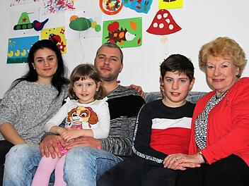 Diana und Igor Nazarenko wollen sich vor ihren Kindern Erika und Renat nicht anmerken lassen, wie heikel die Lage ist. Die deutsche "Oma" Christl Dralle weiß Bescheid.