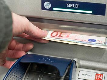 Mit der Bankkarte seines Kumpels hob der Angeklagte mehrmals Bargeld ab. Foto: Friso Gentsch/dpa