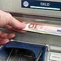 Mit der Bankkarte seines Kumpels hob der Angeklagte mehrmals Bargeld ab. Foto: Friso Gentsch/dpa