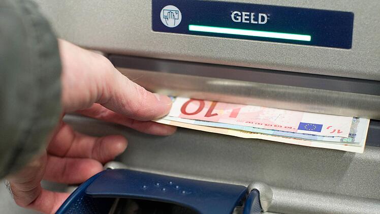 Mit der Bankkarte seines Kumpels hob der Angeklagte mehrmals Bargeld ab. Foto: Friso Gentsch/dpa