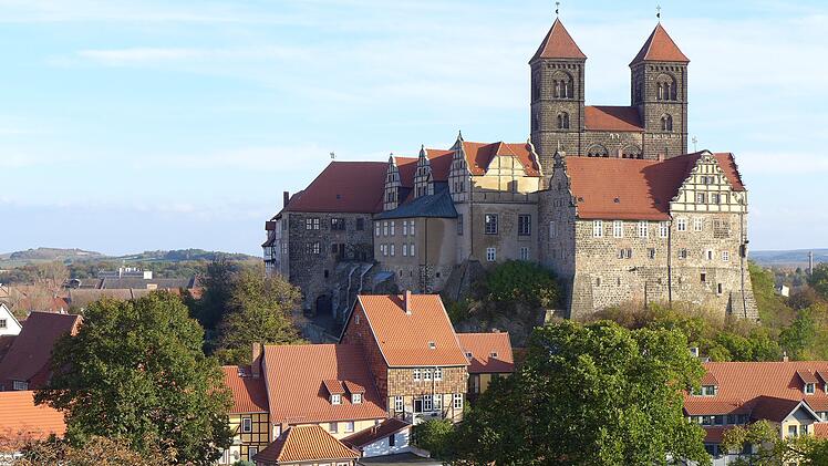 Das Schloss Quedlinburg fügt sich wunderbar in die malerische Altstadt des UNESCO-Welterbes ein.