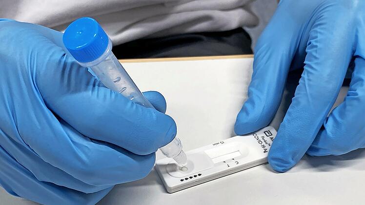 Ein BRK-Mitarbeiter führt einen Corona-Test durch.