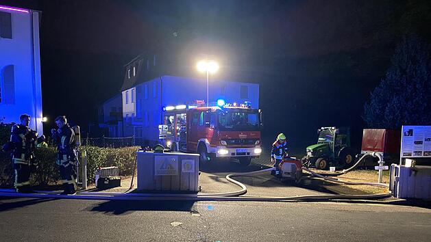 Hand in Hand arbeiteten die Einsatzkr&auml;fte bei einem Dachstuhlbrand einer Bildungs- und Begegnungsst&auml;tte in Bad Kissingen.