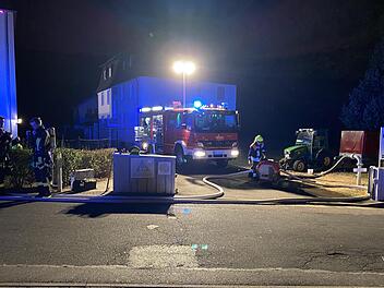 Hand in Hand arbeiteten die Einsatzkräfte bei einem Dachstuhlbrand einer Bildungs- und Begegnungsstätte in Bad Kissingen.