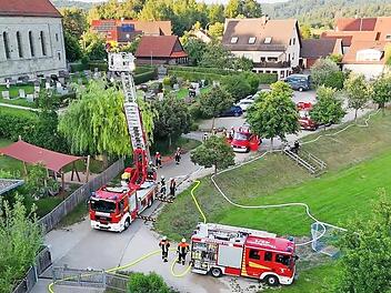 Verschiedene Fahrzeuge von drei Feuerwehren kamen bei der Übung in Thuisbrunn zum Einsatz.