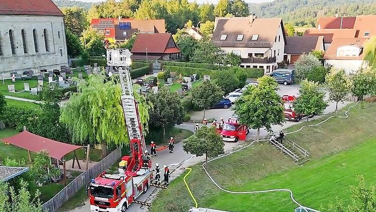 Verschiedene Fahrzeuge von drei Feuerwehren kamen bei der Übung in Thuisbrunn zum Einsatz.