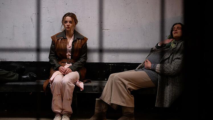 Hanna Jans (Ellie de Lange, links) weiß nicht, wie es nach ihrer Flucht mit ihr weitergehen soll.
