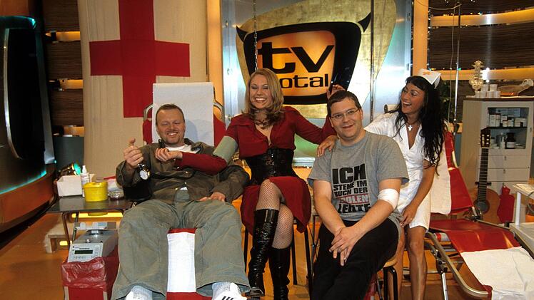 Im Jahr 2001 wurde Elton bei "TV Total" der Showpraktikant von Stefan Raab. Seither standen die beiden Entertainer unzählige Male gemeinsam vor der Kamera.