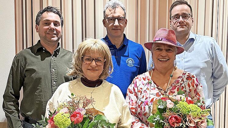 Das alte und neu gew&auml;hlte Pr&auml;sidium des Golfclubs Hauptsmoorwald.