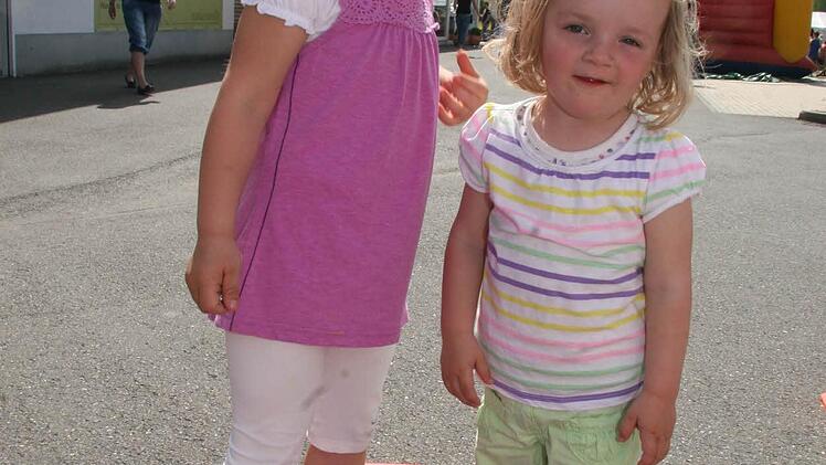 Lena Schumann und Emma Sollecito haben den besten Platz beim Faschings-Fest erobert und erfrischten sich im Mini-Planschbecken.