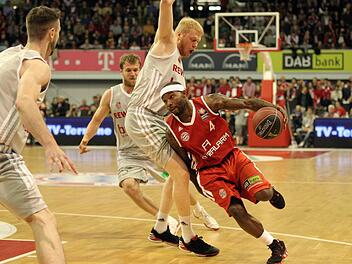 Philipp Neumann und A.J. Ogilvy versperren Tyrese Rice den Weg zum Korb. Foto: sportpress