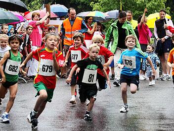 Die Post geht ab beim Start der Jüngsten beim Heilquellenlauf in Bad Brückenau. Foto: Dill
