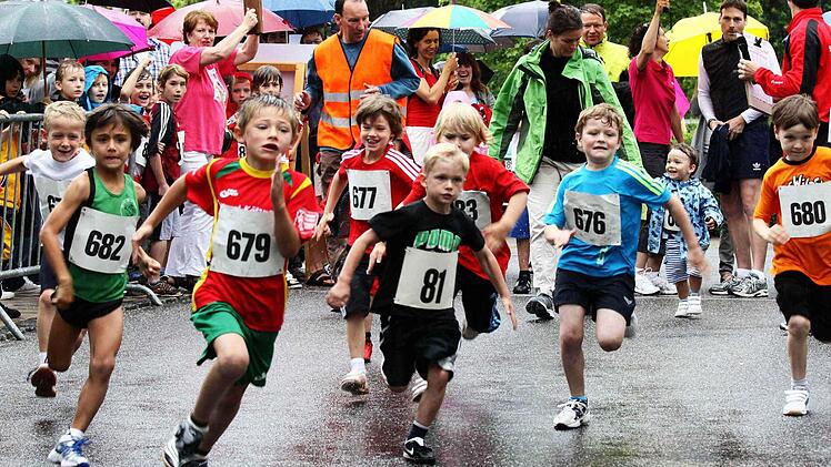 Die Post geht ab beim Start der Jüngsten beim Heilquellenlauf in Bad Brückenau. Foto: Dill