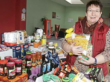 Elfriede Höhn freut sich über die riesige Resonanz, die der PEKITA-Aufruf über Facebook ausgelöst hat. Kiloweise brachten die Spender haltbare Lebensmittel. Foto: Sonja Adam