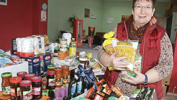 Elfriede Höhn freut sich über die riesige Resonanz, die der PEKITA-Aufruf über Facebook ausgelöst hat. Kiloweise brachten die Spender haltbare Lebensmittel. Foto: Sonja Adam