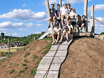 Da fühlen sich die Kinder wohl: Gemeinschaftserlebnis auf dem neuen Spielplatz Foto: Renate Neubecker