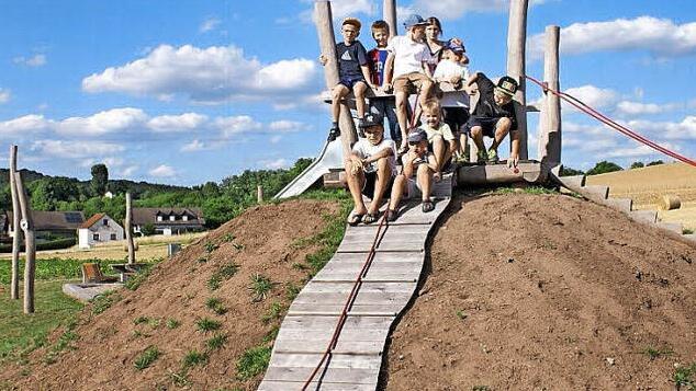 Da fühlen sich die Kinder wohl: Gemeinschaftserlebnis auf dem neuen Spielplatz Foto: Renate Neubecker