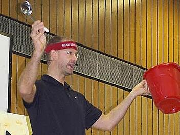 Der Motivationstrainer Christian Bischoff verglich das Selbstvertrauen mit einem Eimer. Foto: Heike Schülein