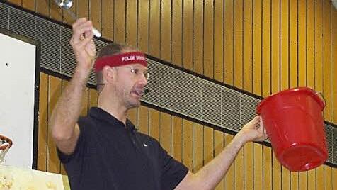 Der Motivationstrainer Christian Bischoff verglich das Selbstvertrauen mit einem Eimer. Foto: Heike Schülein