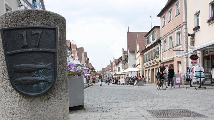 Der Marktplatz lädt bis Mitternacht an diesem Tag zum Bummeln ein.