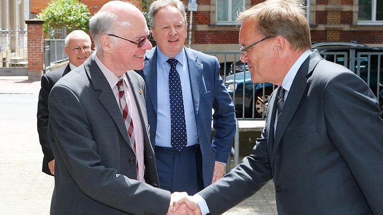 Bundestagspräsident Norbert Lammert wurde von OB Andreas Starke (rechts) vor dem Franz-Ludwig-Gymnasium begrüßt. Dort beteiligte sich Lammert an einer Diskussion mit Schülern. Im Hintergrund Lehrer Matthias Söffler, der Lammert ans FLG lockte, und Schulleiter Martin Rhode (Mitte). Foto: Matthias Hoch