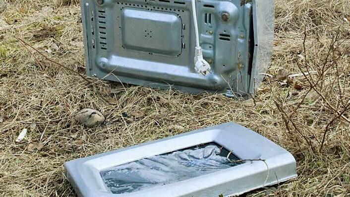 Elektroschrott stellt auch den Landkreis vor große Herausforderungen. Die Verbraucher können das ihrige tun und Altgeräte entweder bei Händlern oder im Recyclinghof abgeben - das Entsorgen im Grünen ist natürlich strengstens verboten.