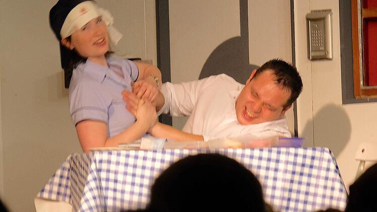 Karl Hagemann als "Herz-Schmerz-Autor" wehrt sich gegen die praktischen Auswirkungen seiner Werke. Hier mit Ursula Zeitz-Hagemann.  Foto: Gerd Schaar