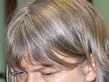 Kr&auml;uterp&auml;dagogin Christina Zehnter - sie hat die Ausbildung bereits absolviert -, ist hier dem Geruch aus einer Flasche auf der Spur. Foto: Julien-Mann