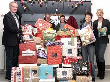 Michael Fischer, Präsident Jean Karalis, Gertrud König, Ursula Kirsch und Gaby Richter (v. l.) Richard Sänger