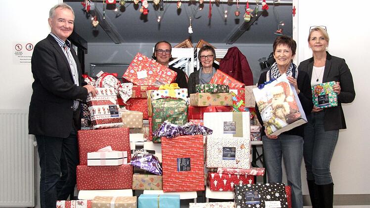 Michael Fischer, Präsident Jean Karalis, Gertrud König, Ursula Kirsch und Gaby Richter (v. l.) Richard Sänger