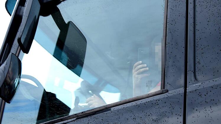 Als wäre er ein Tourist und der Unfallort eine Sehenswürdigkeit: Gaffer behindern nicht nur auf der Autobahn oft die Rettungsarbeiten und filmen verletzte oder gar getötete Mitmenschen. FOTO Berthold Diem
